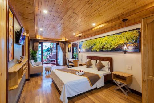 - une chambre avec un lit orné d'une grande peinture murale dans l'établissement Art Villa Hoi An, à Hội An