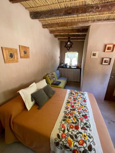 - une chambre avec un grand lit dans l'établissement KUSY WAYRA, à Maimará