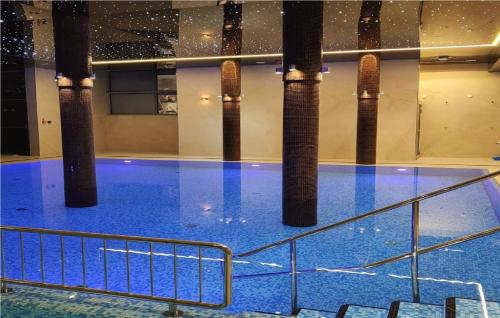 - une piscine avec colonnes dans un bâtiment dans l'établissement Hotel SKAL Medi SPA & Resort, à Ustronie Morskie