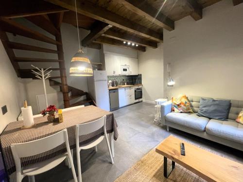 カンプロドンにあるApartamento dúplex en el corazón de Camprodon, La Roviraのテーブルとソファのあるリビングルーム