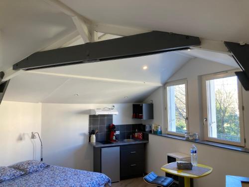 Cette chambre comprend un lit et une cuisine. dans l'établissement Studio Cosy, à Cognac