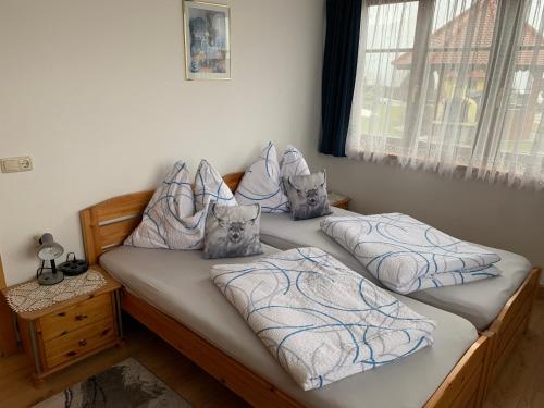 two twin beds in a room with a window at Urlaub am Bauernhof Familie Rößler vlg. Spor in Pöls