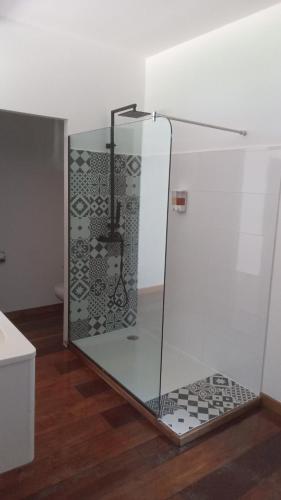 a glass enclosure with a shower in a room at Villa F&B in Bocas del Toro