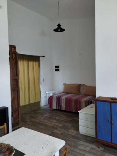 een woonkamer met een bed en een tafel bij Inhala y exhala in Mar del Plata