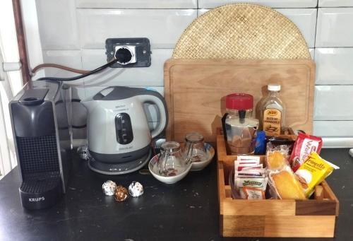 un bancone della cucina con macchinetta del caffè e frullatore di Appartamento La Posta Vecchia a Civita Castellana