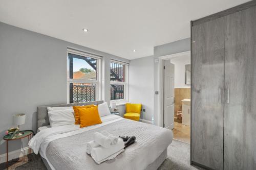 a bedroom with a large bed with towels on it at BridgeCity Modern Holiday Condo in Maidstone - f8 in Kent