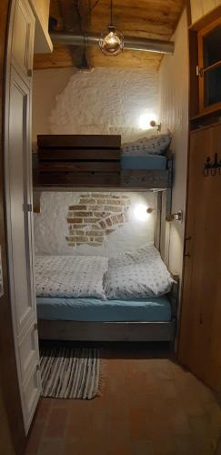 a bedroom with two bunk beds in a room at Ferienwohnung Kontor im Traufenhaus in Lübeck