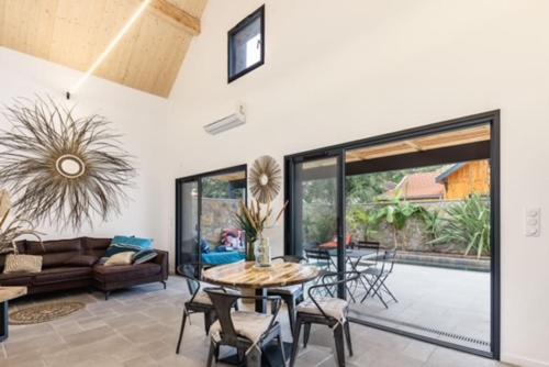 un salon avec une table et des chaises dans l'établissement La Cabane du Huga N°1, à Lacanau