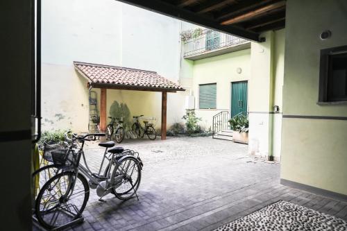 um grupo de bicicletas estacionadas fora de um edifício em Piccinardi house - appartamento 4 posti letto em Crema