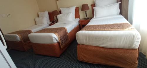 Una cama o camas en una habitación de QASR ALAZHAR HOTEL