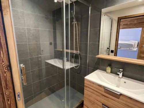 une salle de bain avec douche et lavabo dans l'établissement Appartement rénové 6 pers. à Tignes Val Claret – Départ/retour skis aux pieds, balcon, près des commerces - FR-1-502-548, à Tignes