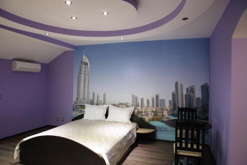 Un pat sau paturi într-o cameră la Meatsa Hotel