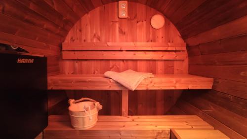an inside of a sauna with a bench and a bucket at Ferienwohnung Findling in Reichenau
