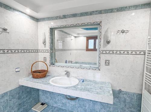 y baño con lavabo y espejo. en Ouranias House en Marathokampos