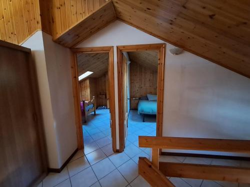 Katil atau katil-katil dalam bilik di Delizioso appartamento in centro a Champoluc