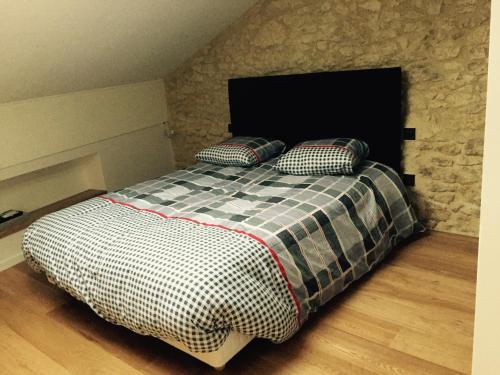 Un dormitorio con una cama con dos almohadas encima. en Home Town Center, en Auch
