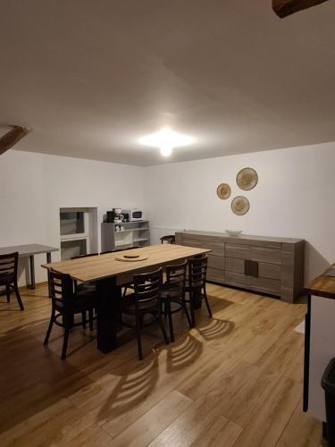 une salle à manger avec une table et quelques chaises dans l'établissement Grand appartement de 3 chambres moderne et spacieux, entièrement meublé, à Belfort