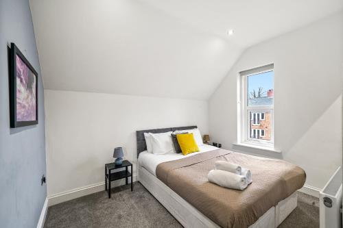 biała sypialnia z łóżkiem i oknem w obiekcie BridgeCity The Sleek Modern Condo - Maidstone Gem - f9 w mieście Kent