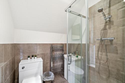 a bathroom with a shower and a toilet at BridgeCity The Sleek Modern Condo - Maidstone Gem - f9 in Kent