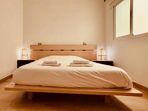 ein Schlafzimmer mit einem Bett mit zwei Handtüchern darauf in der Unterkunft Click & Guest - Urban and Quiet House in Vecindario