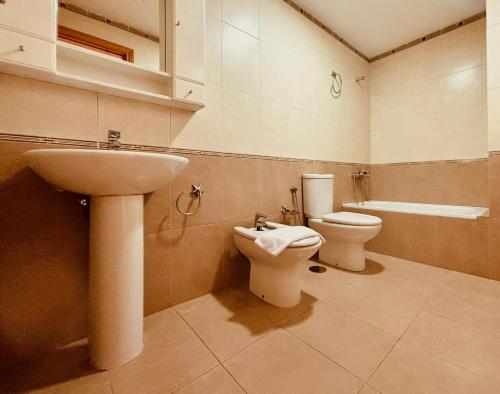 ein Bad mit einem Waschbecken und einem WC in der Unterkunft Click & Guest - Urban and Quiet House in Vecindario