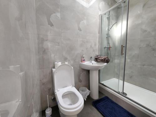 A bathroom at Ilford Towncentre Large Studio