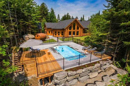 an overhead view of a house with a swimming pool at Chalet White Rabbit au Lac Fiddler in Mille-Isles