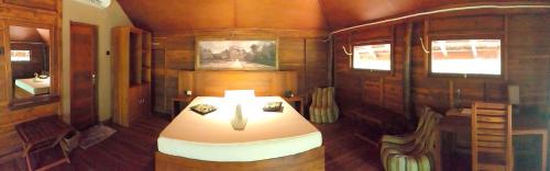 ein Zimmer mit einem Bett in der Mitte eines Zimmers in der Unterkunft Eco Village Kalundewa in Dambulla