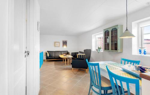 een eetkamer en een woonkamer met een tafel en stoelen bij 2 Bedroom Nice Apartment In Otterup in Otterup