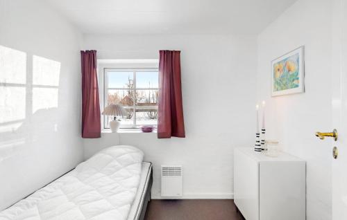 een woonkamer met een witte bank en een raam bij 2 Bedroom Nice Apartment In Otterup in Otterup