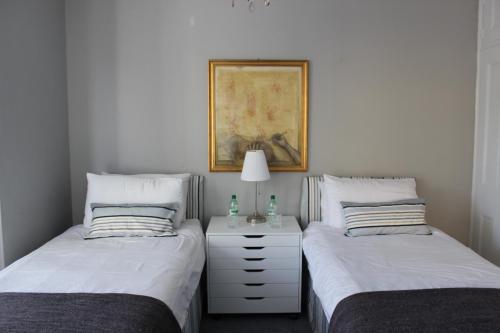 Duas camas sentadas uma ao lado da outra num quarto em Botleigh Villa em Rochester