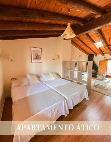 ein Schlafzimmer mit einem großen Bett in einem Zimmer in der Unterkunft Alojamientos Apolonia, La Fresneda in La Fresneda