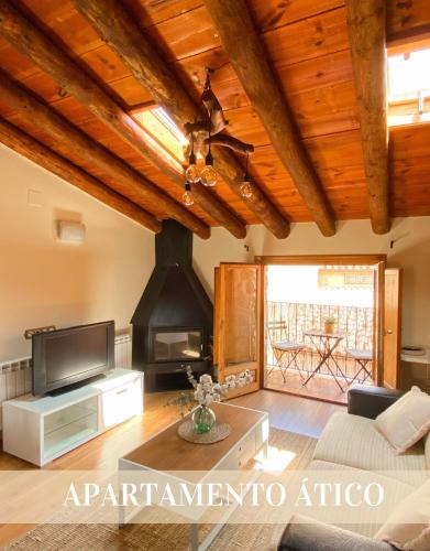 sala de estar con sofá y chimenea en Alojamientos Apolonia, La Fresneda, en La Fresneda