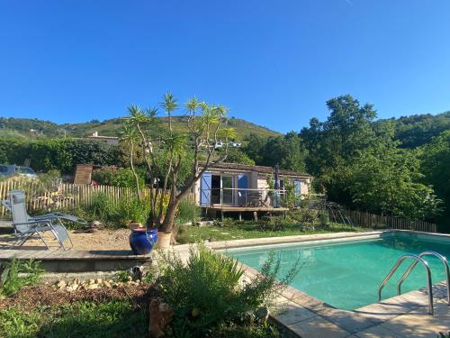 una piscina en un patio con una casa en Jolie maisonnette avec piscine en Tourrettes-sur-Loup
