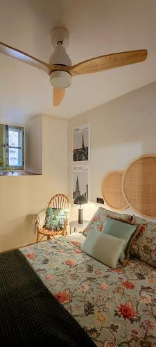 a bedroom with a bed and a ceiling fan at El 6 De Busquet in Cáceres