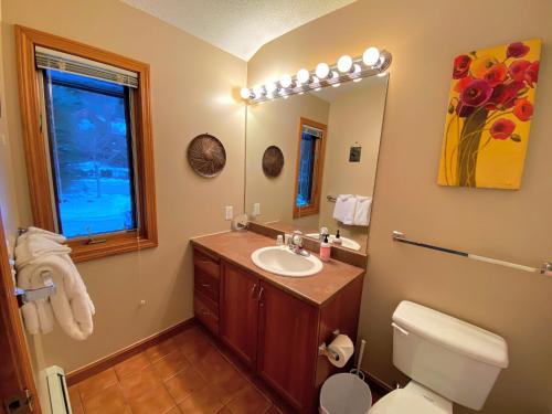 La salle de bains est pourvue d'un lavabo et d'un miroir. dans l'établissement V3 Gorgeous SKI-IN Mountain View Townhouse with great views in Bretton Woods Fast wifi, à Carroll