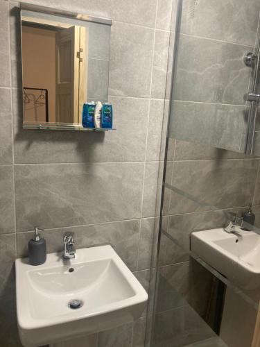 La salle de bains est pourvue d'un lavabo et d'un miroir. dans l'établissement Riverside by Teil Luxurious one bed Apartment, à Preston