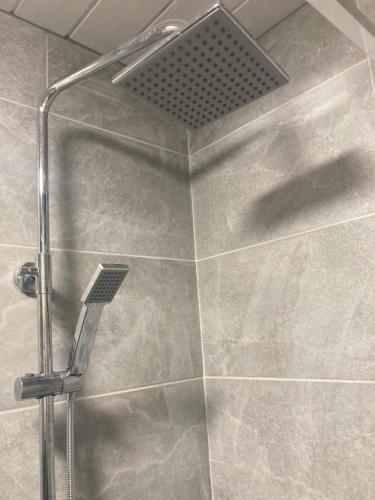 La salle de bains est pourvue d'une douche avec un pommeau de douche. dans l'établissement Riverside by Teil Luxurious one bed Apartment, à Preston