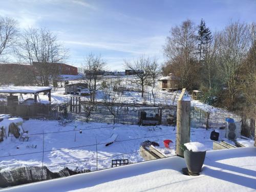 vistas a un campo cubierto de nieve con una valla en Gee is Sharing her home, en Lieja