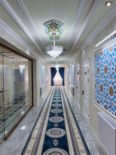 un corridoio in un edificio con lampadario pendente di Diplomat Premium a Samarkand