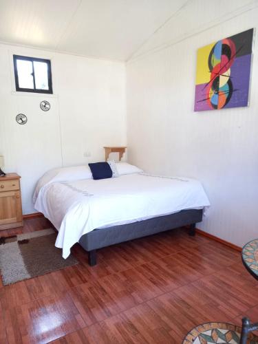 um quarto com uma cama grande num quarto em Alojamiento Ximena em Coñaripe