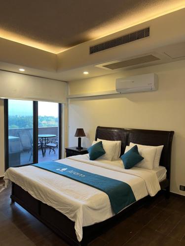 een slaapkamer met een groot bed en een balkon bij Sky Suite in Islamabad
