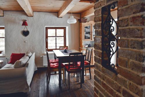 een keuken en eetkamer met een tafel en stoelen bij Lavendowo in Piechowice