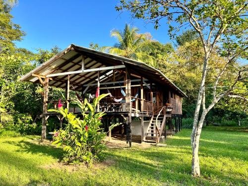 ヌキにあるCasa Manikiの茅葺き屋根の家