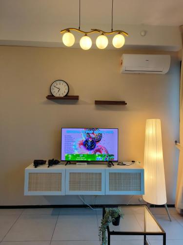 Μια τηλεόραση ή/και κέντρο ψυχαγωγίας στο New 2BR OR 3BR Cityview Homestay at Urban Suite BY URBAN STAYCATION LDL