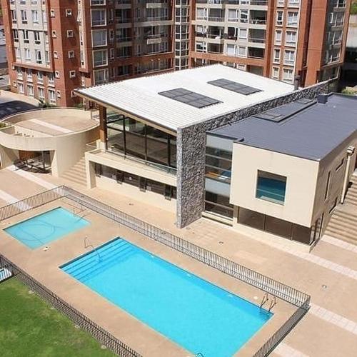 uma vista aérea de um edifício com duas piscinas em Home Sur em Concepción