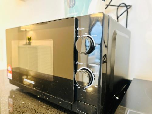 Η κουζίνα ή μικρή κουζίνα στο New 2BR OR 3BR Cityview Homestay at Urban Suite BY URBAN STAYCATION LDL