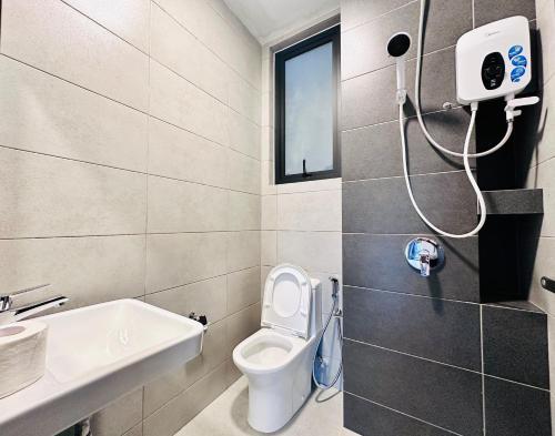 Ένα μπάνιο στο New 2BR OR 3BR Cityview Homestay at Urban Suite BY URBAN STAYCATION LDL