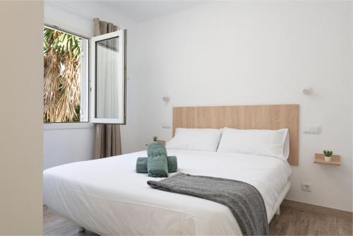 A bed or beds in a room at Apartment ONA ONE SUN with Pool, AC, BBQ, Wifi in Cala D'or