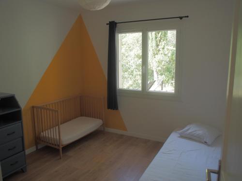 Habitación pequeña con cama y ventana en Villa familiale - Proche Aix en Provence en Ventabren